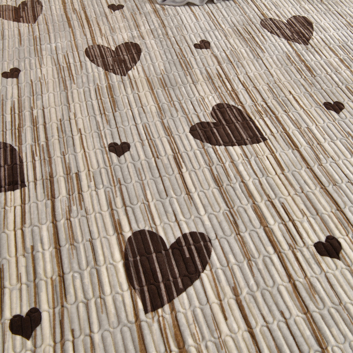 91家纺网 家纺一手货源 找家纺 赫本家纺  2025高克重牛奶绒花边床盖款四件套 爱心灰