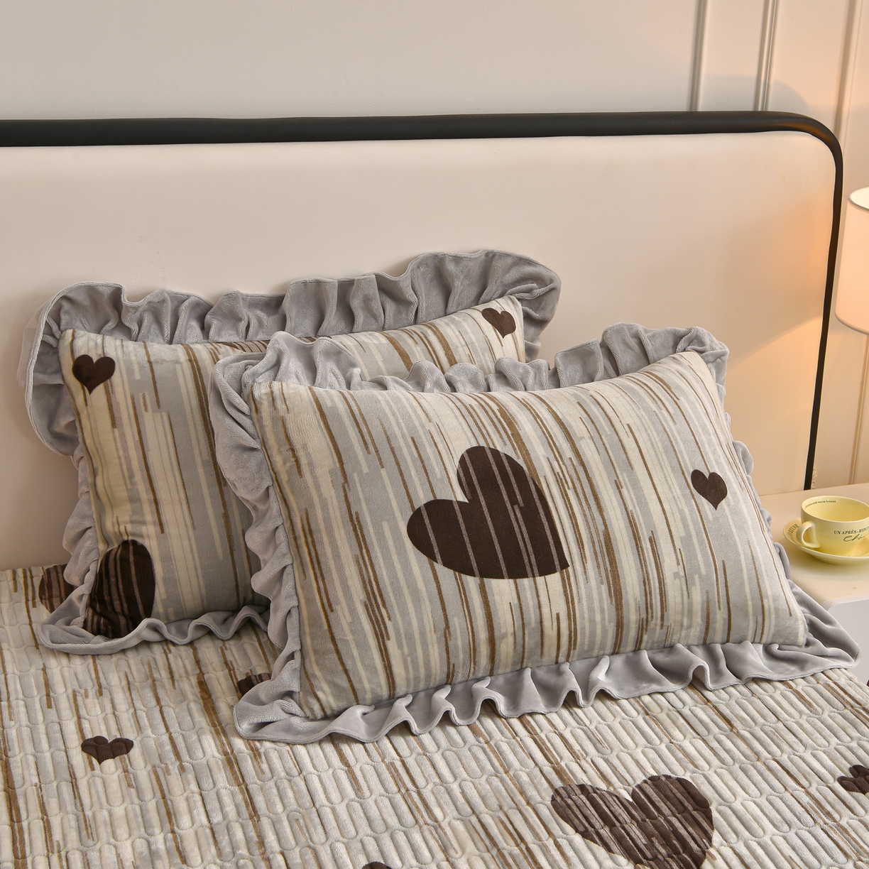 91家纺网 家纺一手货源 找家纺 赫本家纺  2025高克重牛奶绒花边床盖款四件套 爱心灰