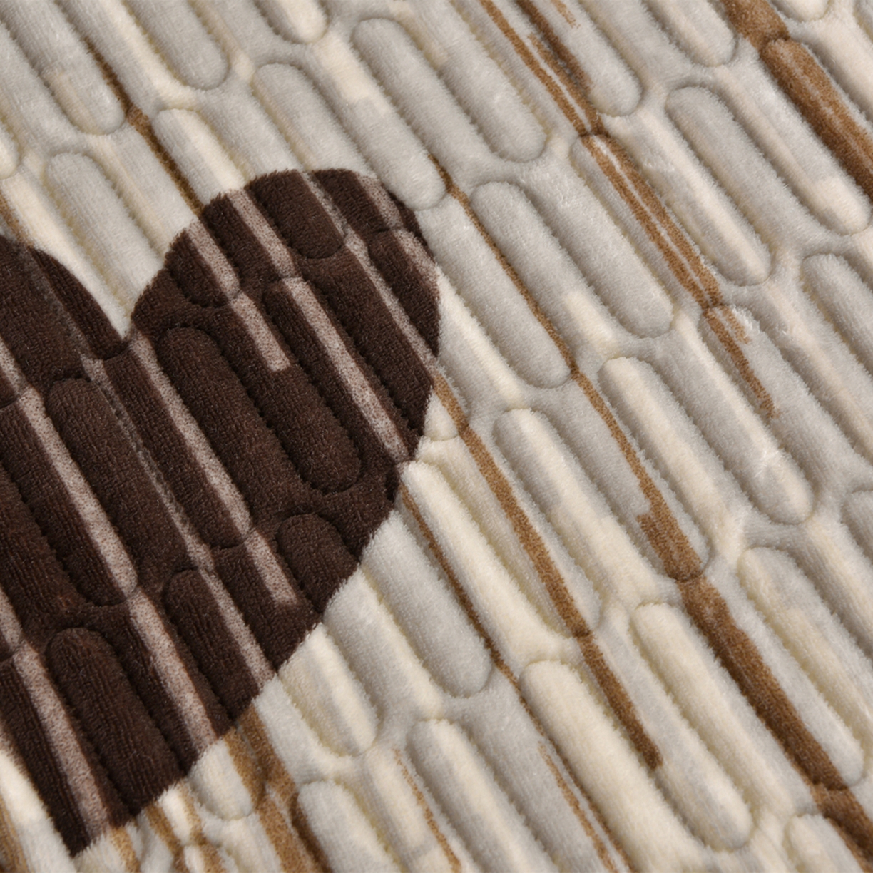 91家纺网 家纺一手货源 找家纺 赫本家纺  2025高克重牛奶绒花边床盖款四件套 爱心灰