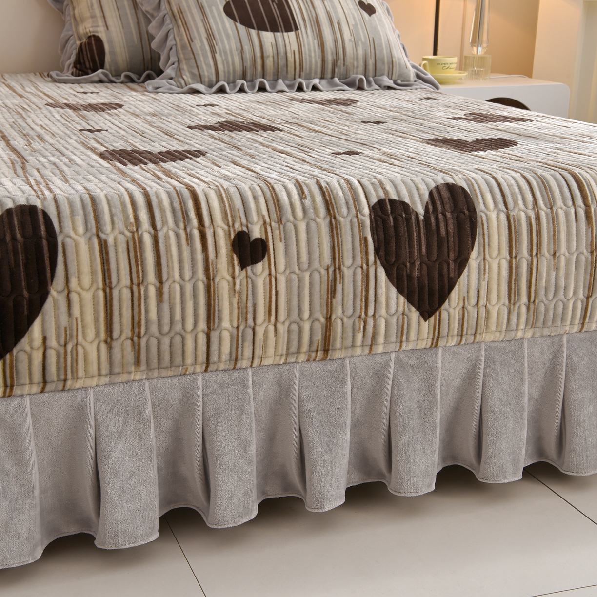 91家纺网 家纺一手货源 找家纺 赫本家纺  2025高克重牛奶绒花边床盖款四件套 爱心灰