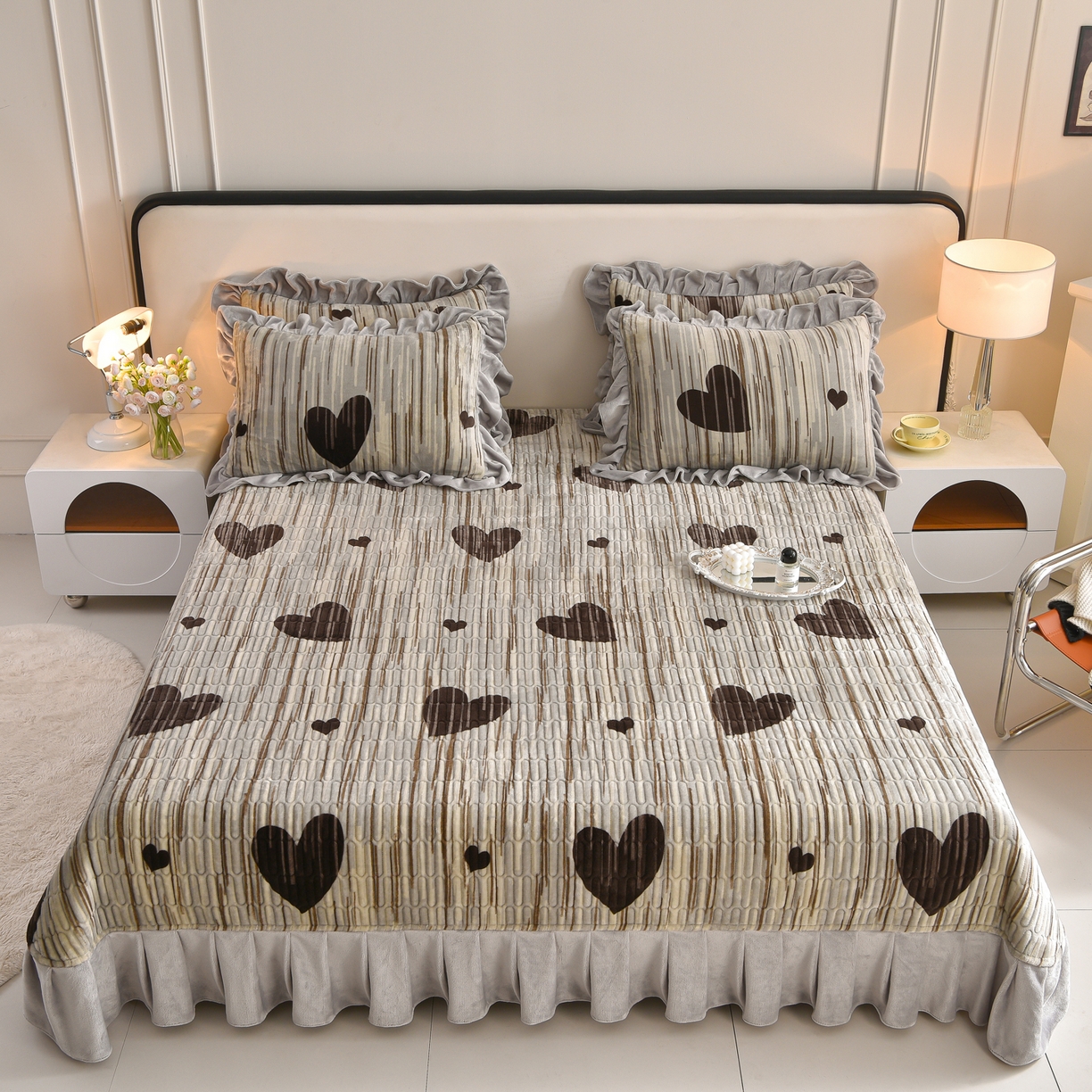 91家纺网 家纺一手货源 找家纺 赫本家纺  2025高克重牛奶绒花边床盖款四件套 爱心灰