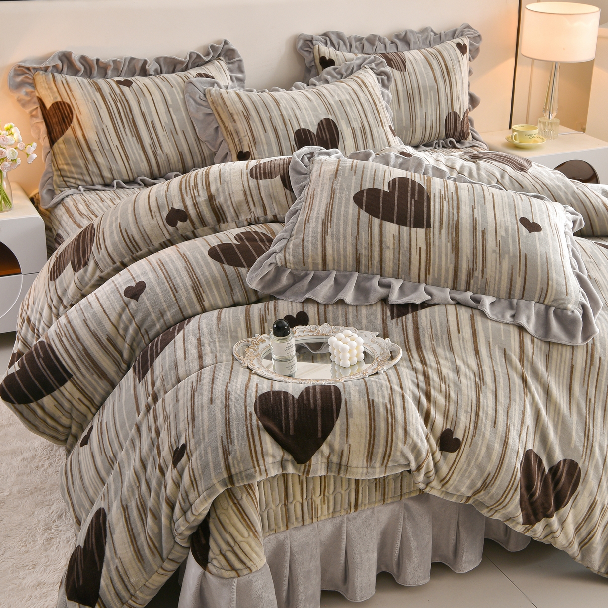 91家纺网 家纺一手货源 找家纺 赫本家纺  2025高克重牛奶绒花边床盖款四件套 爱心灰