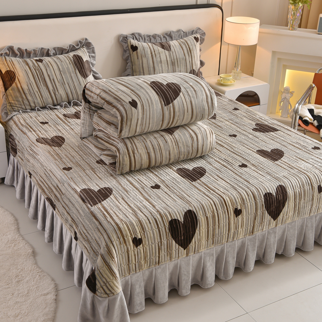 91家纺网 家纺一手货源 找家纺 赫本家纺  2025高克重牛奶绒花边床盖款四件套 爱心灰