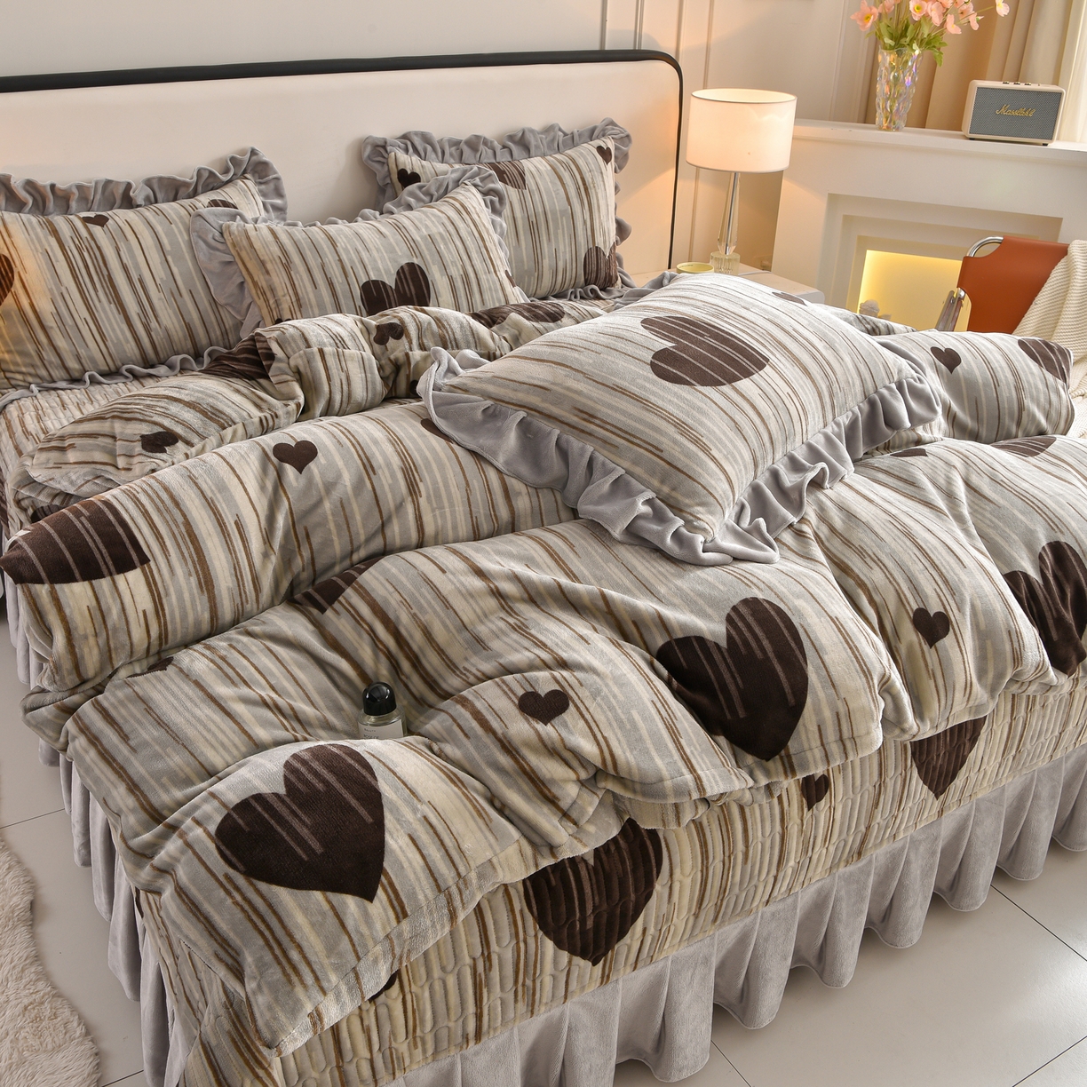 91家纺网 家纺一手货源 找家纺 赫本家纺  2025高克重牛奶绒花边床盖款四件套 爱心灰