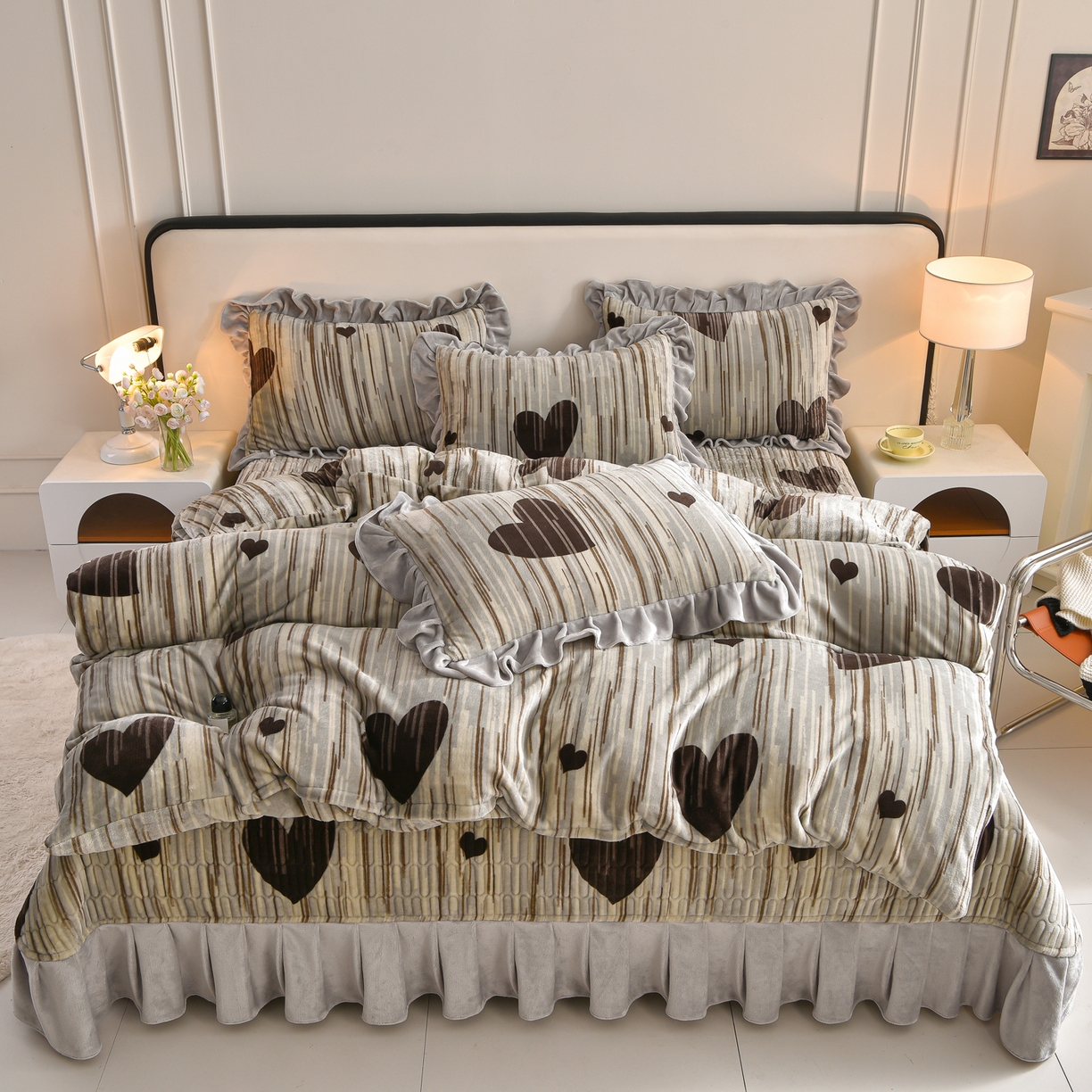 91家纺网 家纺一手货源 找家纺 赫本家纺  2025高克重牛奶绒花边床盖款四件套 爱心灰