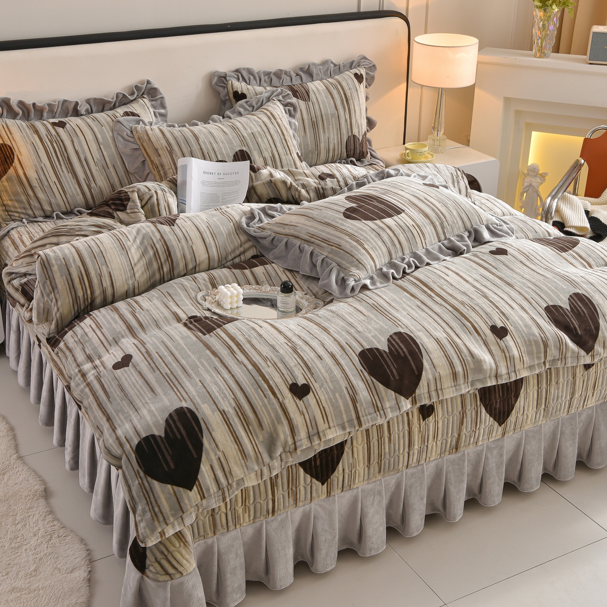 赫本家纺  2025高克重牛奶绒花边床盖款四件套 爱心灰