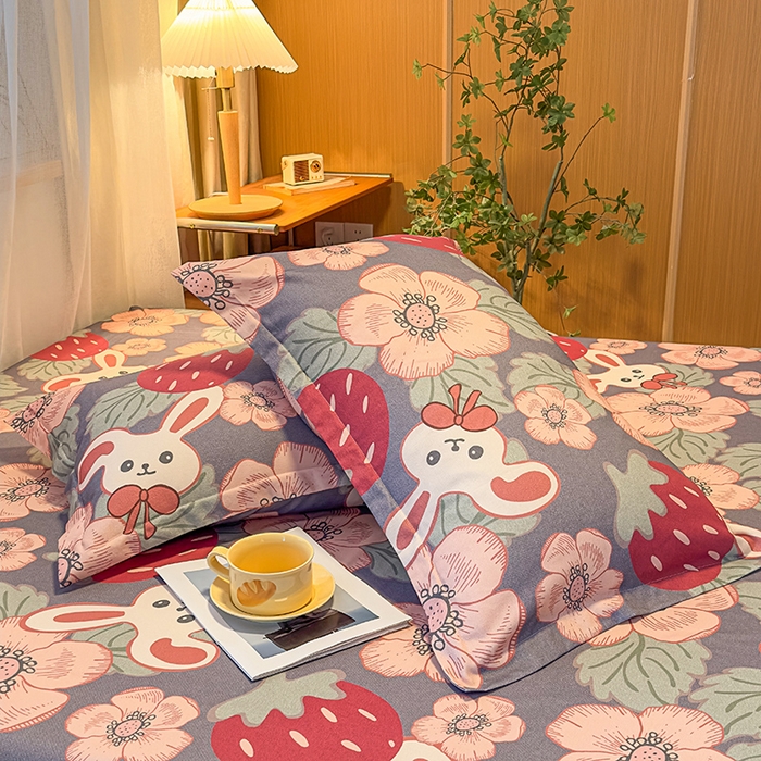 91家纺网 家纺一手货源 找家纺 丝芙妮家居（原乐视家纺） 2025新款全棉磨毛多规格单品床笠 草莓兔兔-蓝