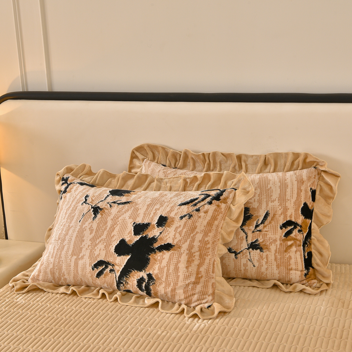 91家纺网 家纺一手货源 找家纺 赫本家纺  2025高克重牛奶绒花边床盖款四件套 暗香疏影