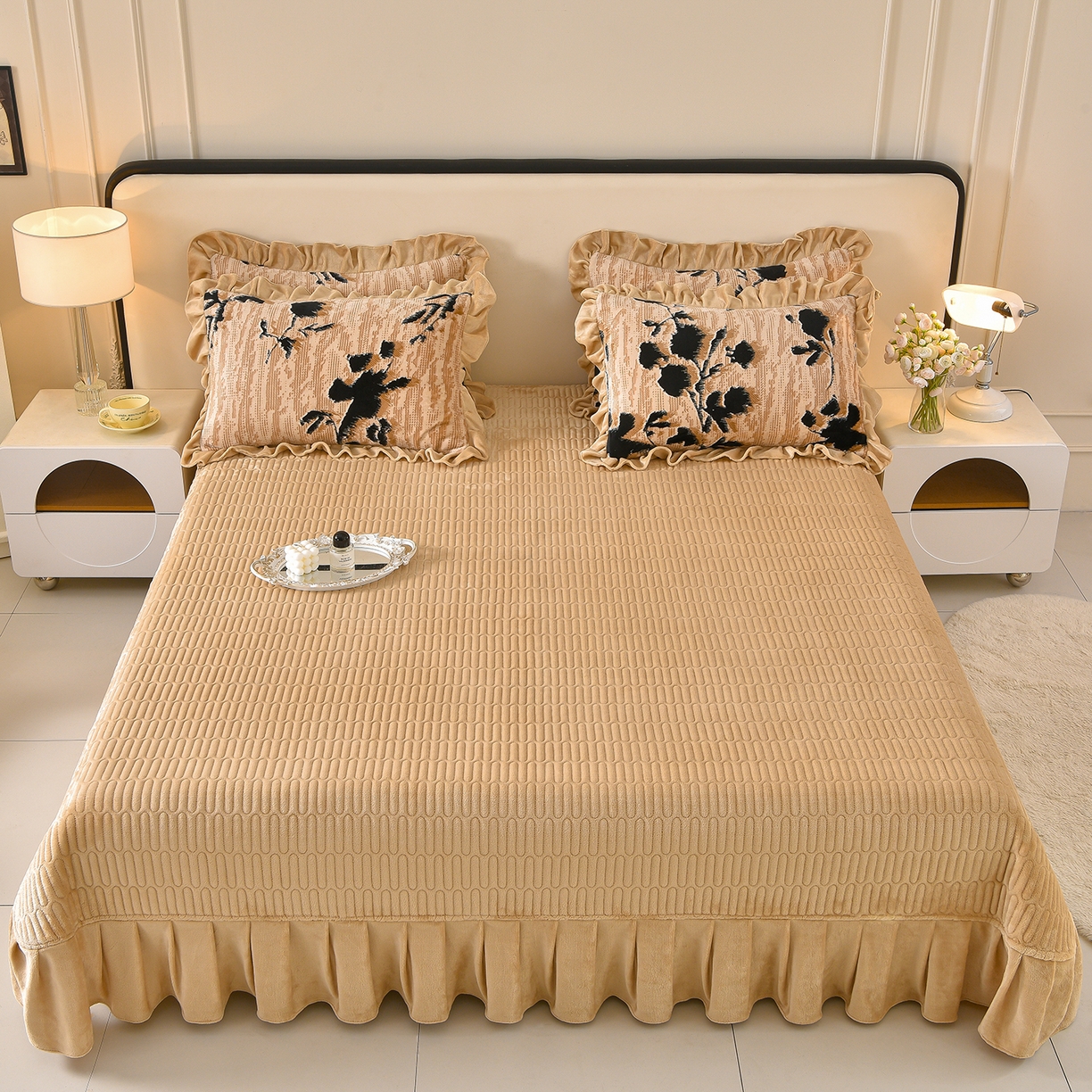 91家纺网 家纺一手货源 找家纺 赫本家纺  2025高克重牛奶绒花边床盖款四件套 暗香疏影