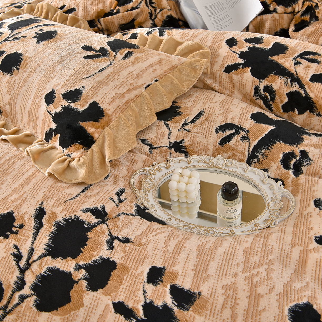 91家纺网 家纺一手货源 找家纺 赫本家纺  2025高克重牛奶绒花边床盖款四件套 暗香疏影