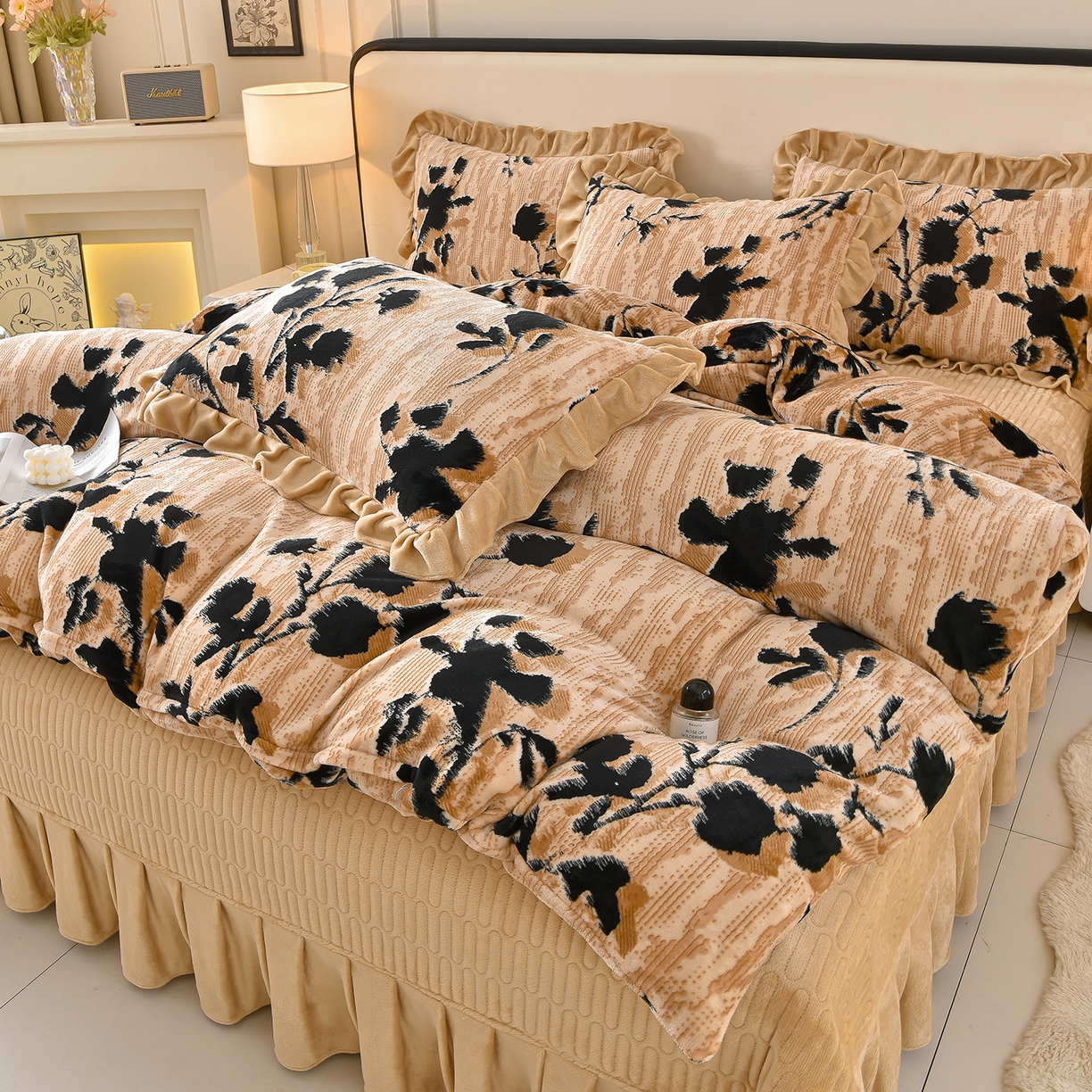 赫本家纺  2025高克重牛奶绒花边床盖款四件套 暗香疏影