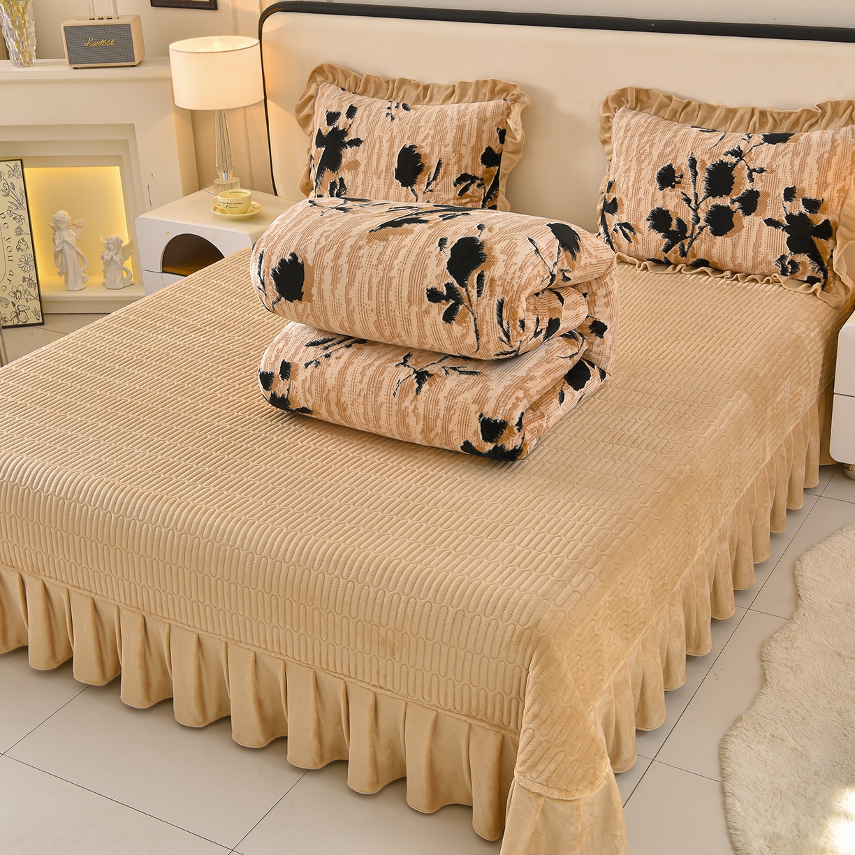 91家纺网 家纺一手货源 找家纺 赫本家纺  2025高克重牛奶绒花边床盖款四件套 暗香疏影