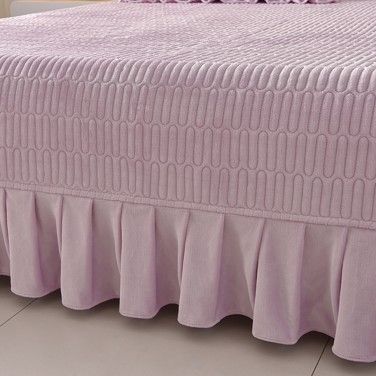 91家纺网 家纺一手货源 找家纺 赫本家纺  2025高克重牛奶绒花边床盖款四件套 茶野