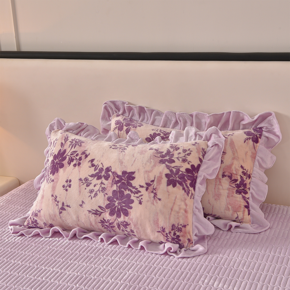 91家纺网 家纺一手货源 找家纺 赫本家纺  2025高克重牛奶绒花边床盖款四件套 茶野