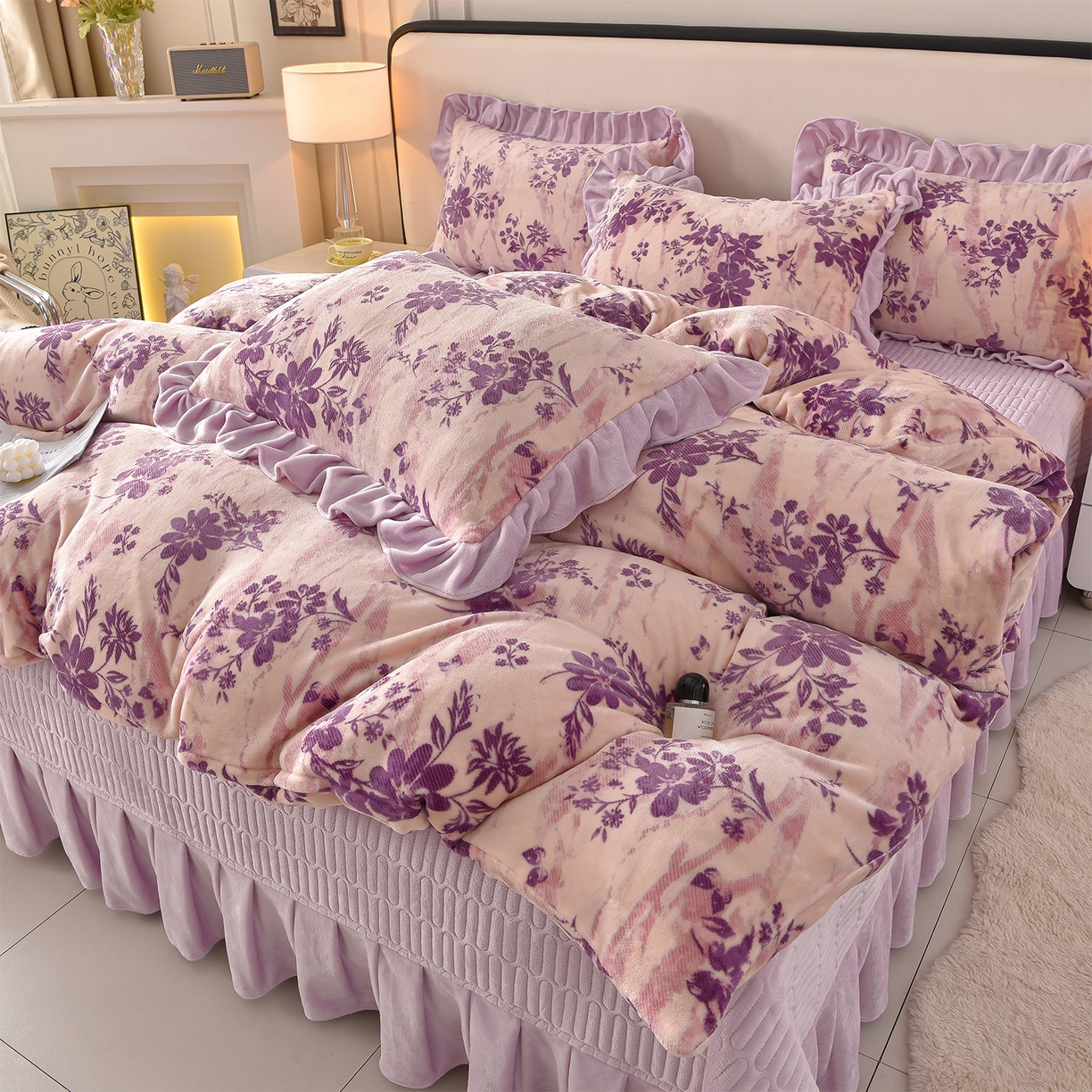 91家纺网 家纺一手货源 找家纺 赫本家纺  2025高克重牛奶绒花边床盖款四件套 茶野