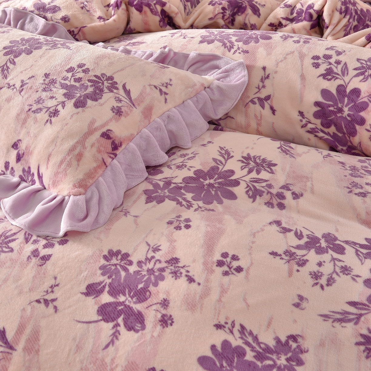 91家纺网 家纺一手货源 找家纺 赫本家纺  2025高克重牛奶绒花边床盖款四件套 茶野