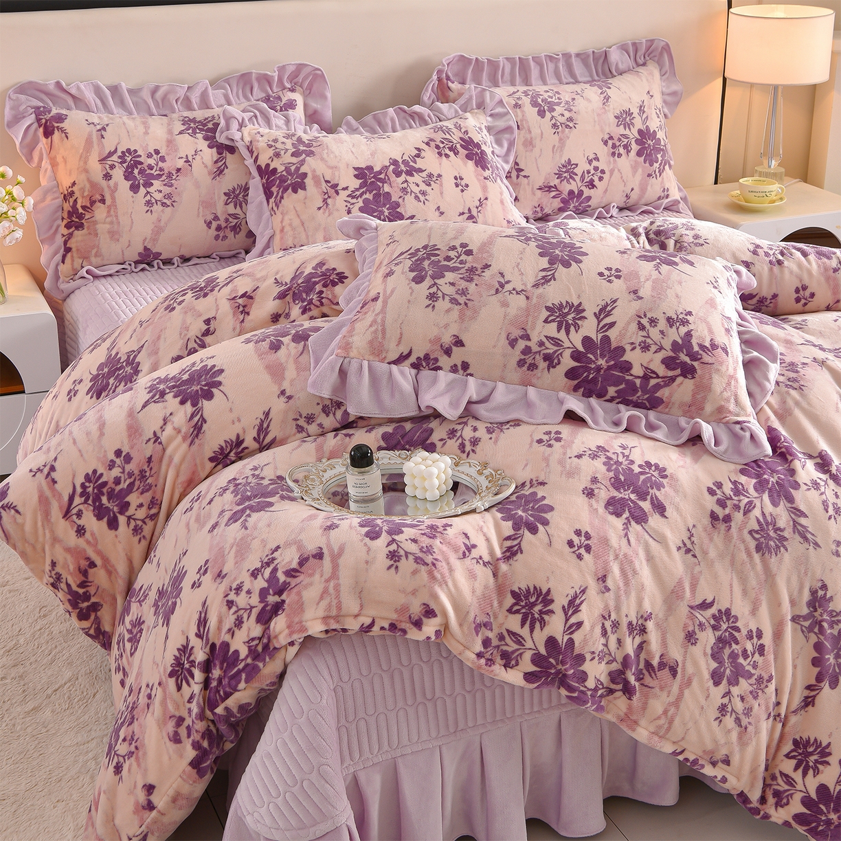 91家纺网 家纺一手货源 找家纺 赫本家纺  2025高克重牛奶绒花边床盖款四件套 茶野