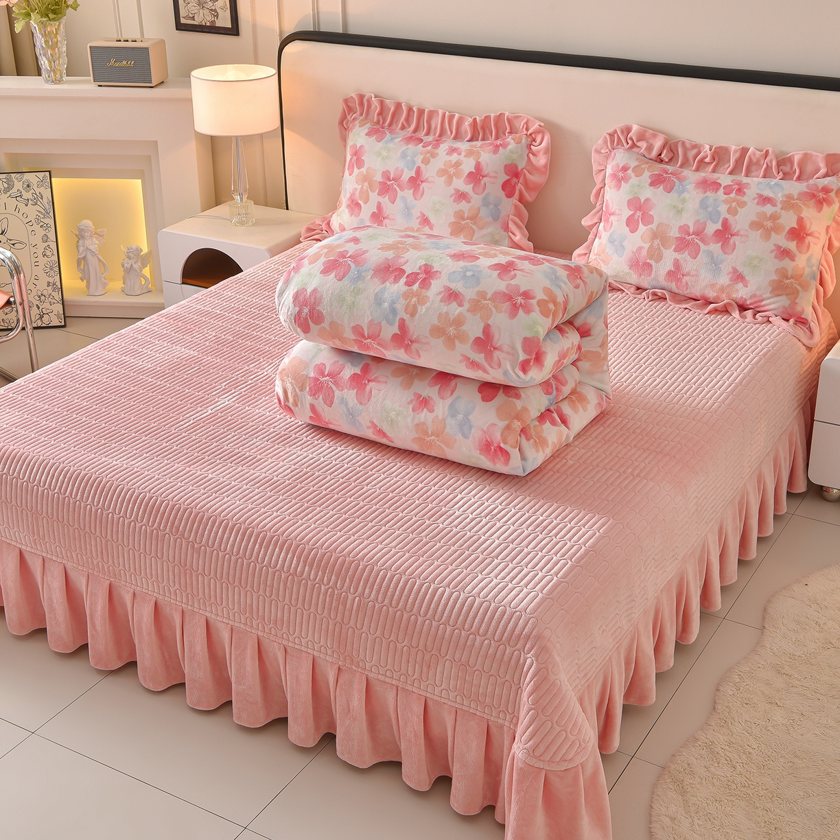 91家纺网 家纺一手货源 找家纺 赫本家纺  2025高克重牛奶绒花边床盖款四件套 花颜