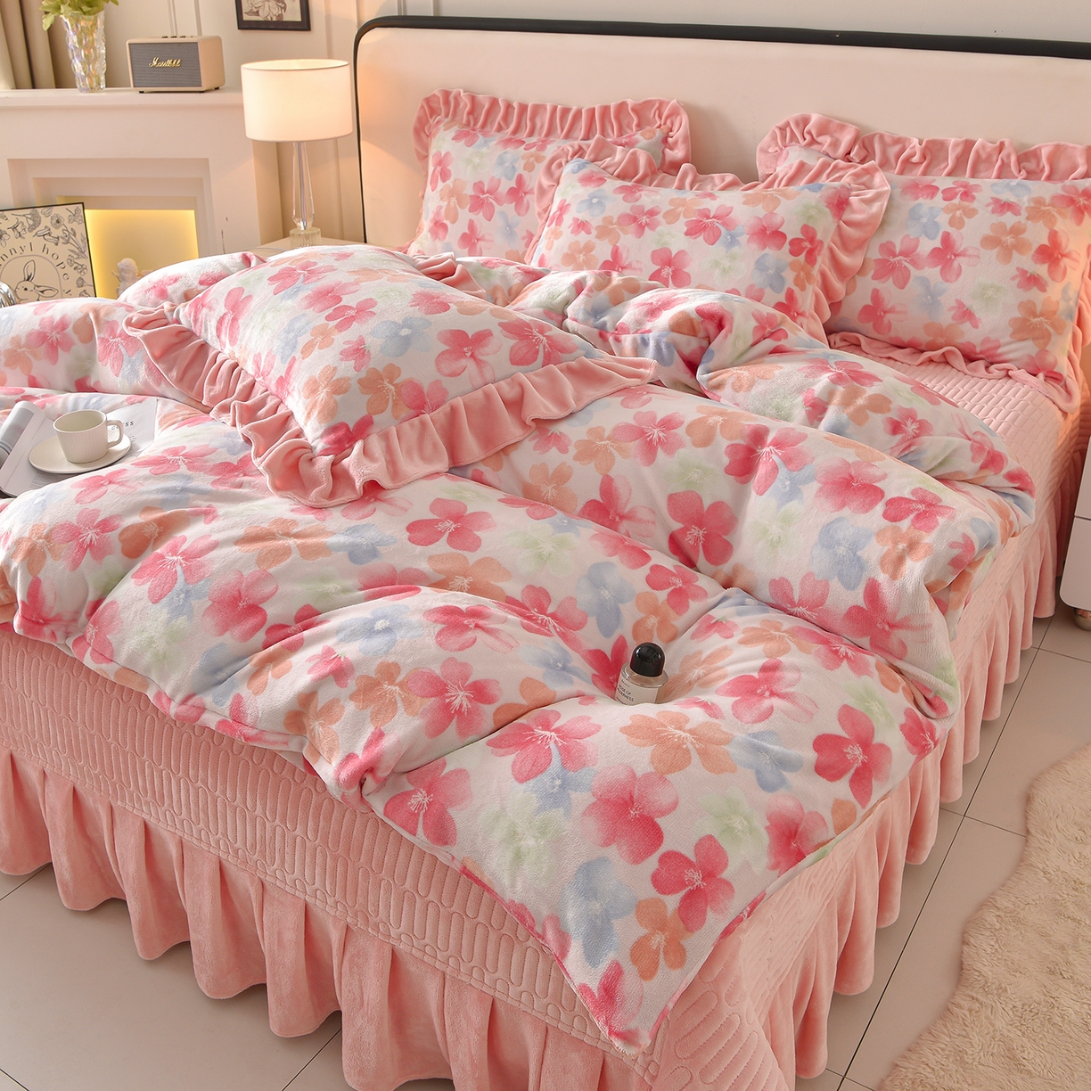 赫本家纺  2025高克重牛奶绒花边床盖款四件套 花颜