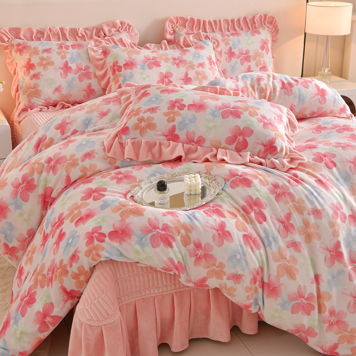 91家纺网 家纺一手货源 找家纺 赫本家纺  2025高克重牛奶绒花边床盖款四件套 花颜