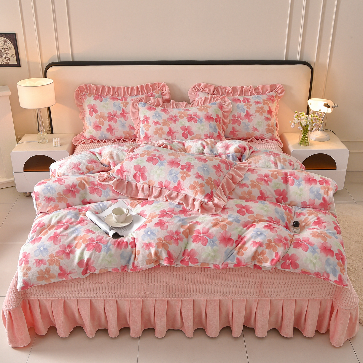 91家纺网 家纺一手货源 找家纺 赫本家纺  2025高克重牛奶绒花边床盖款四件套 花颜