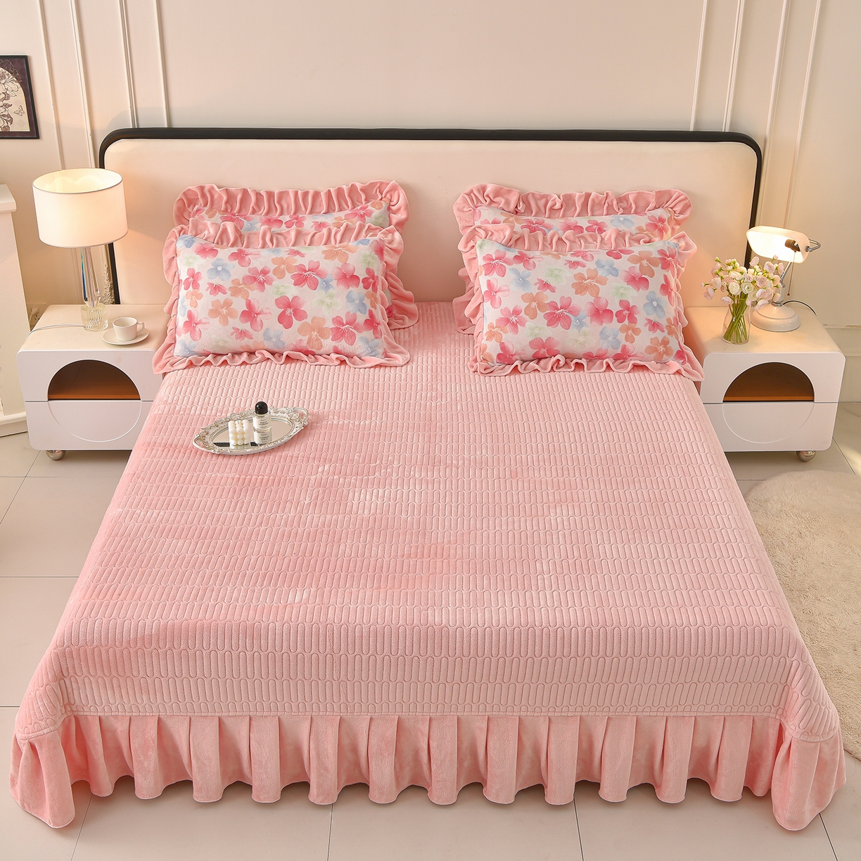 91家纺网 家纺一手货源 找家纺 赫本家纺  2025高克重牛奶绒花边床盖款四件套 花颜