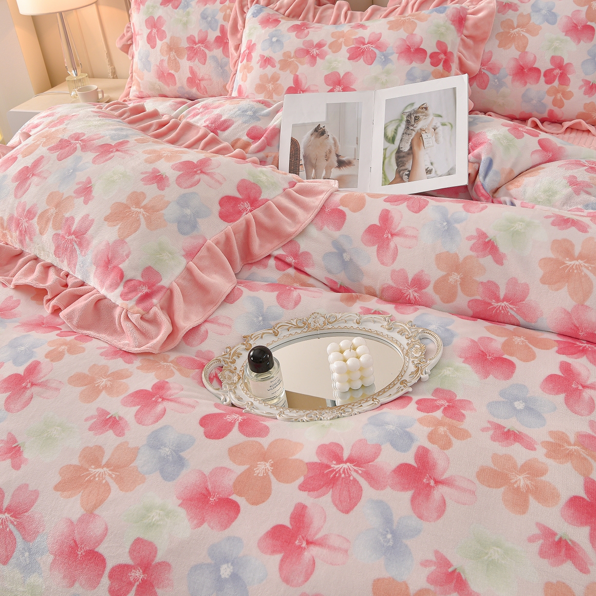 91家纺网 家纺一手货源 找家纺 赫本家纺  2025高克重牛奶绒花边床盖款四件套 花颜