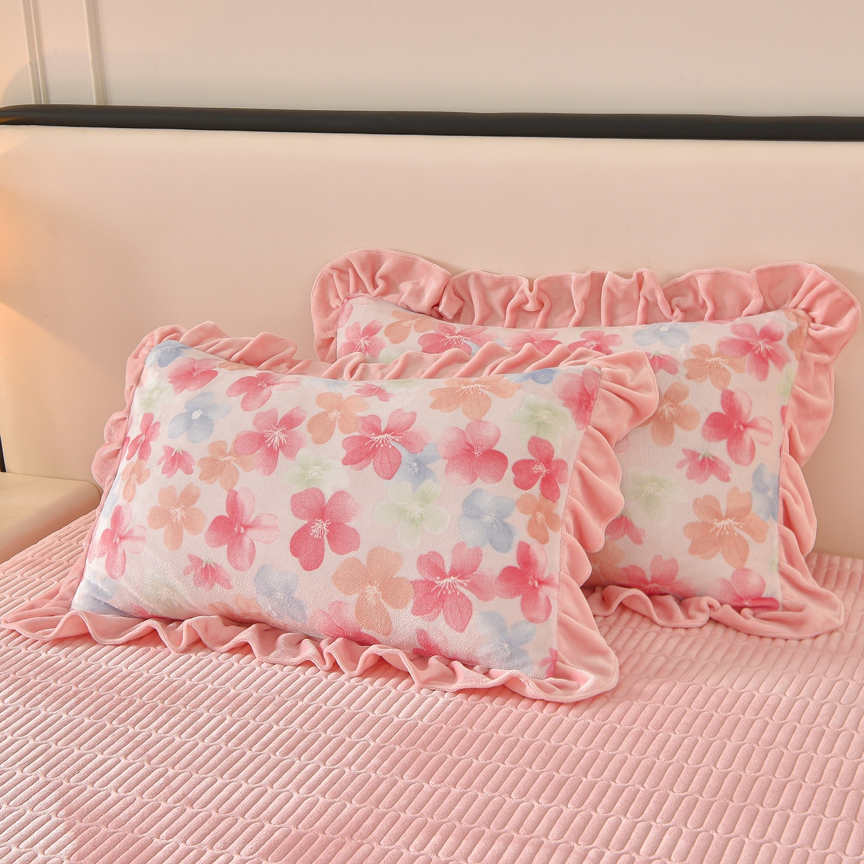 91家纺网 家纺一手货源 找家纺 赫本家纺  2025高克重牛奶绒花边床盖款四件套 花颜