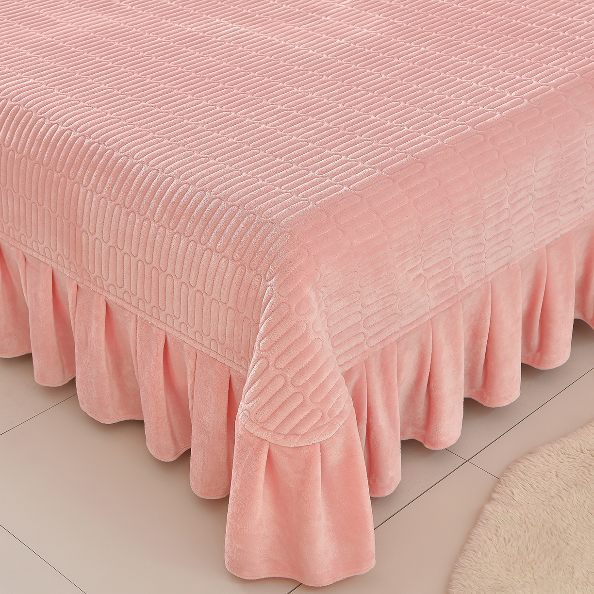 91家纺网 家纺一手货源 找家纺 赫本家纺  2025高克重牛奶绒花边床盖款四件套 花颜