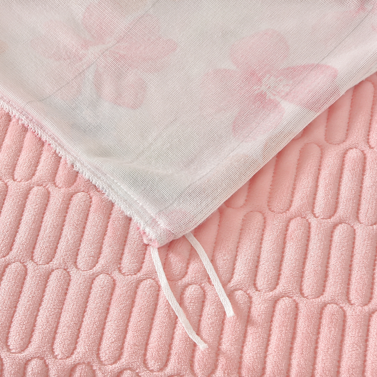 91家纺网 家纺一手货源 找家纺 赫本家纺  2025高克重牛奶绒花边床盖款四件套 花颜