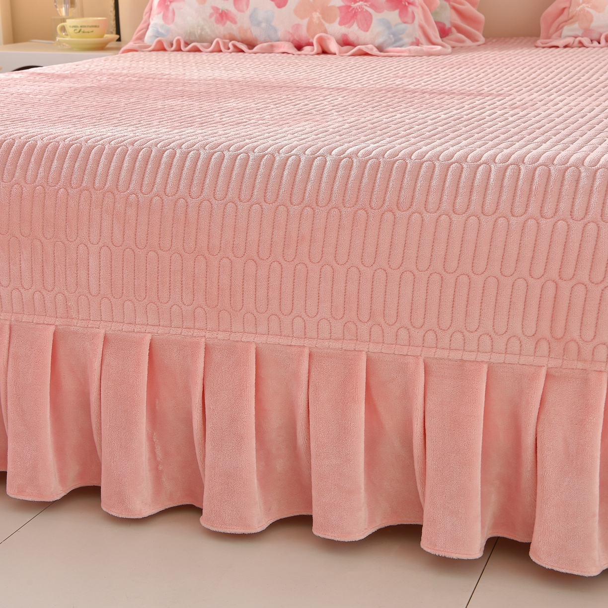 91家纺网 家纺一手货源 找家纺 赫本家纺  2025高克重牛奶绒花边床盖款四件套 花颜