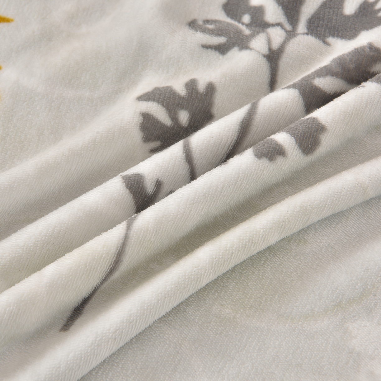 91家纺网 家纺一手货源 找家纺 赫本家纺  2025高克重牛奶绒花边床盖款四件套 花影