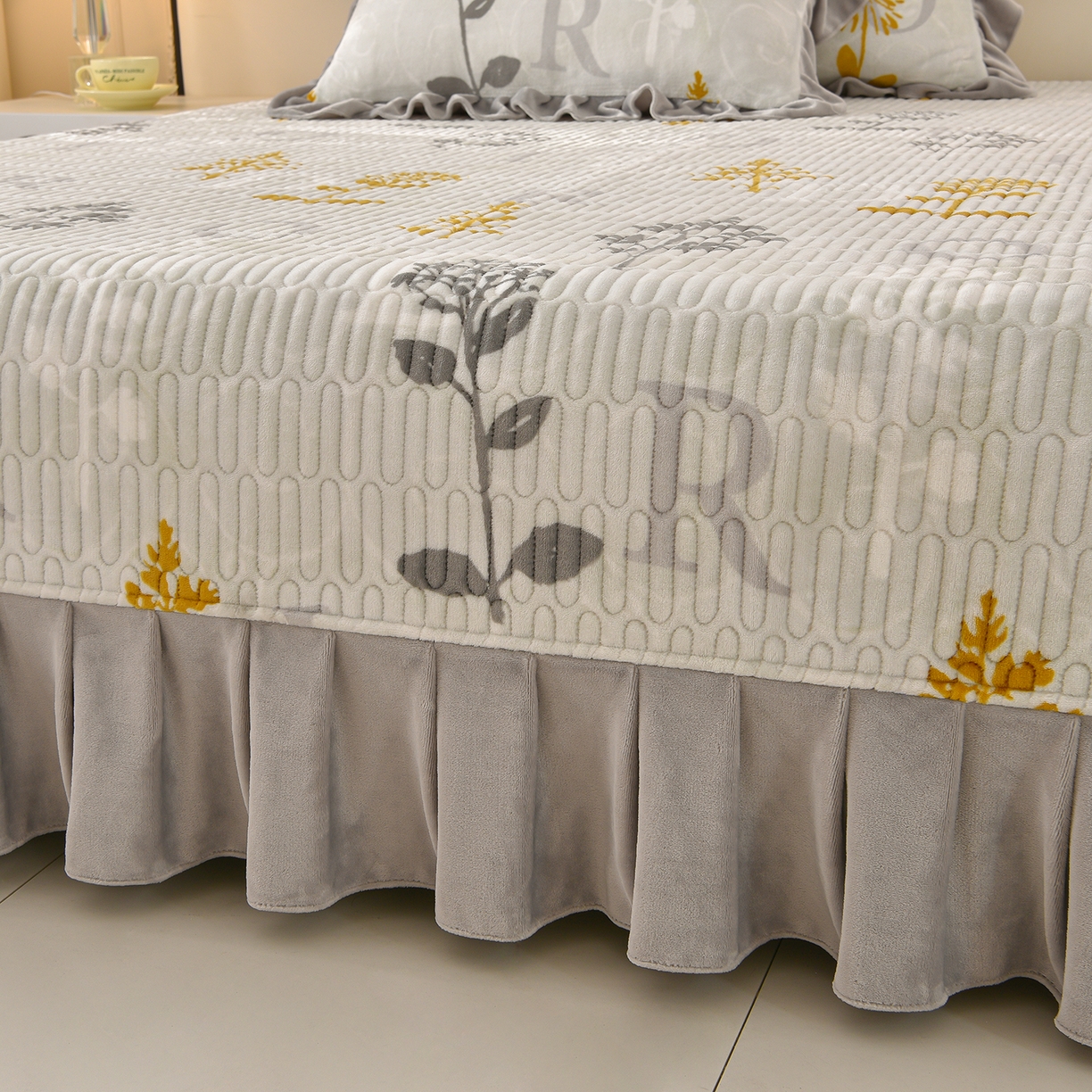 91家纺网 家纺一手货源 找家纺 赫本家纺  2025高克重牛奶绒花边床盖款四件套 花影