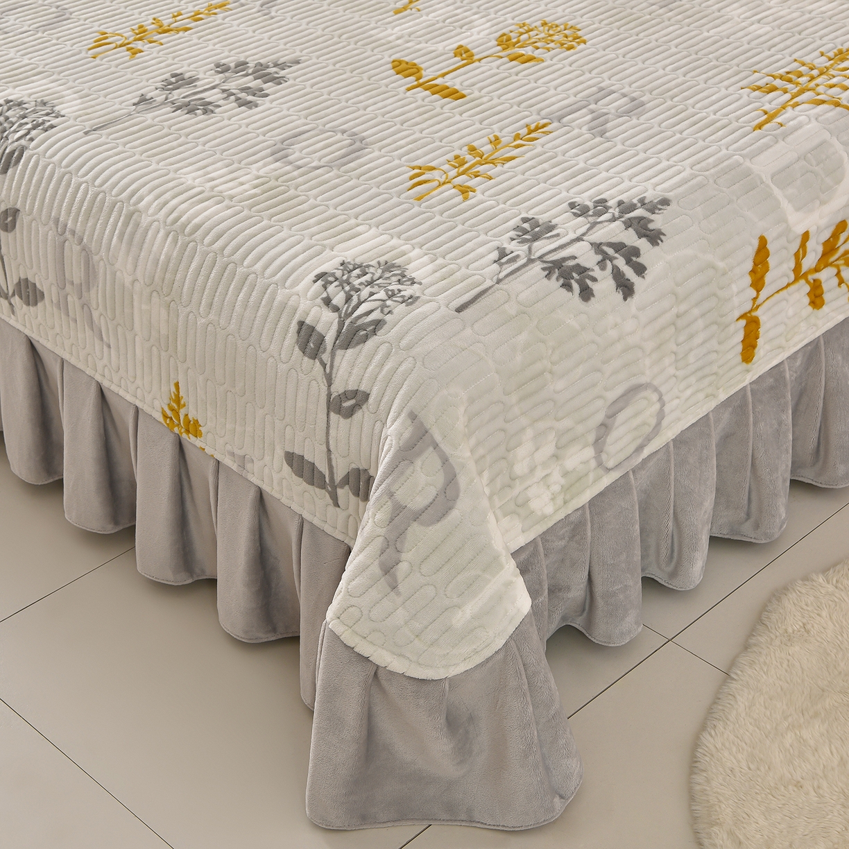 91家纺网 家纺一手货源 找家纺 赫本家纺  2025高克重牛奶绒花边床盖款四件套 花影