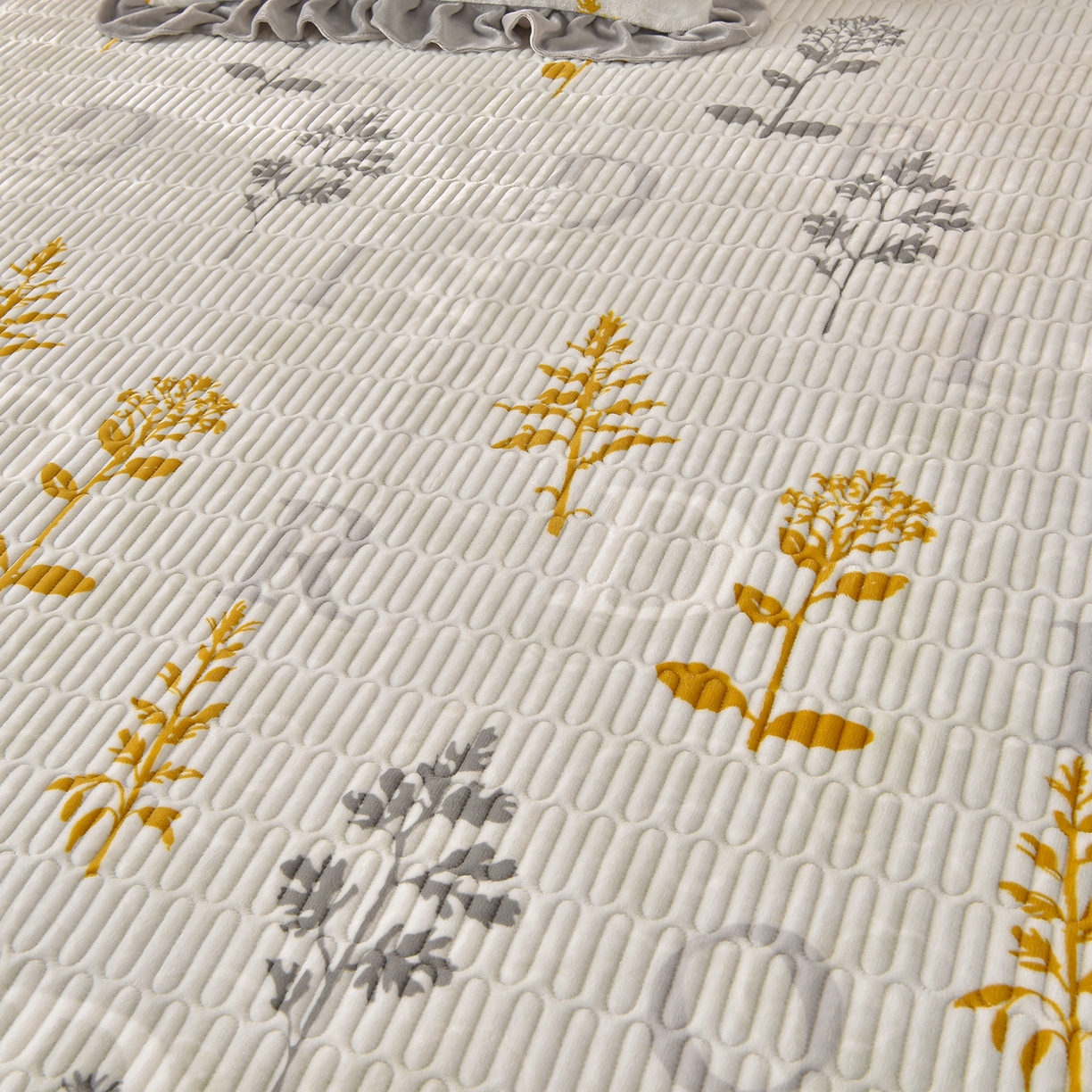 91家纺网 家纺一手货源 找家纺 赫本家纺  2025高克重牛奶绒花边床盖款四件套 花影