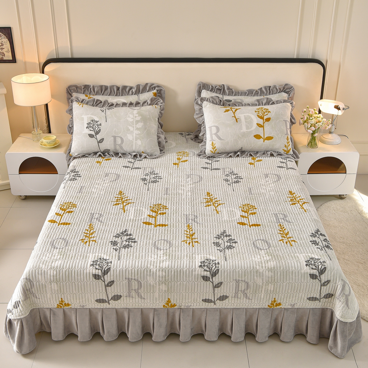 91家纺网 家纺一手货源 找家纺 赫本家纺  2025高克重牛奶绒花边床盖款四件套 花影