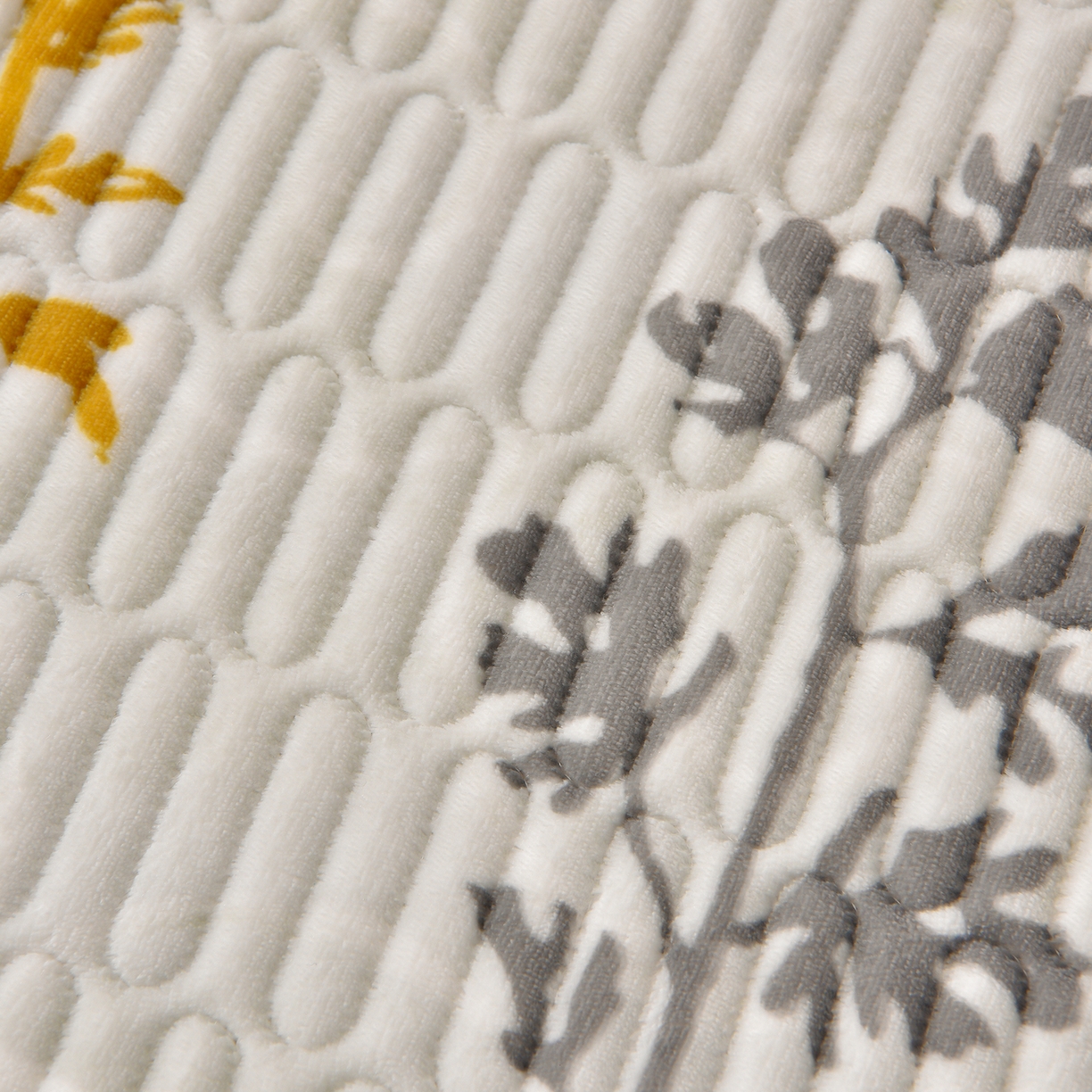 91家纺网 家纺一手货源 找家纺 赫本家纺  2025高克重牛奶绒花边床盖款四件套 花影