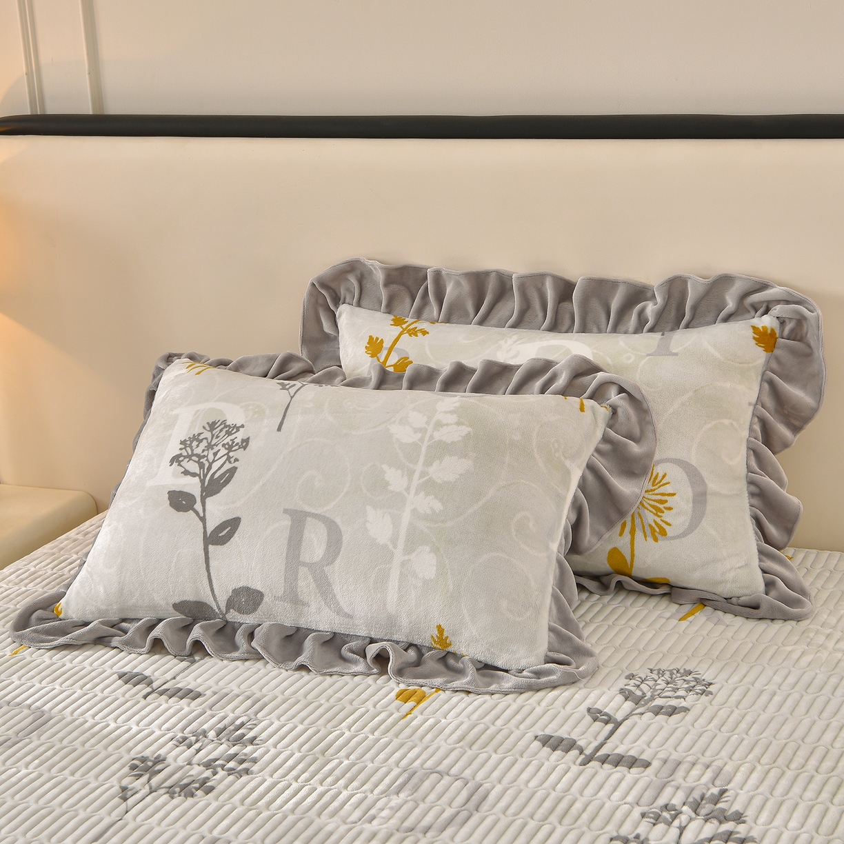 91家纺网 家纺一手货源 找家纺 赫本家纺  2025高克重牛奶绒花边床盖款四件套 花影