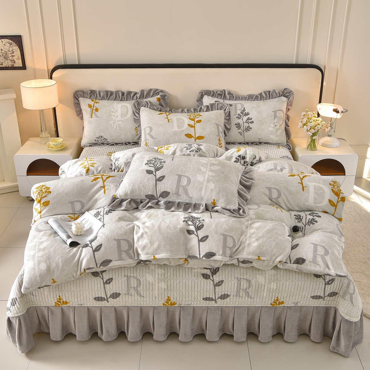 91家纺网 家纺一手货源 找家纺 赫本家纺  2025高克重牛奶绒花边床盖款四件套 花影