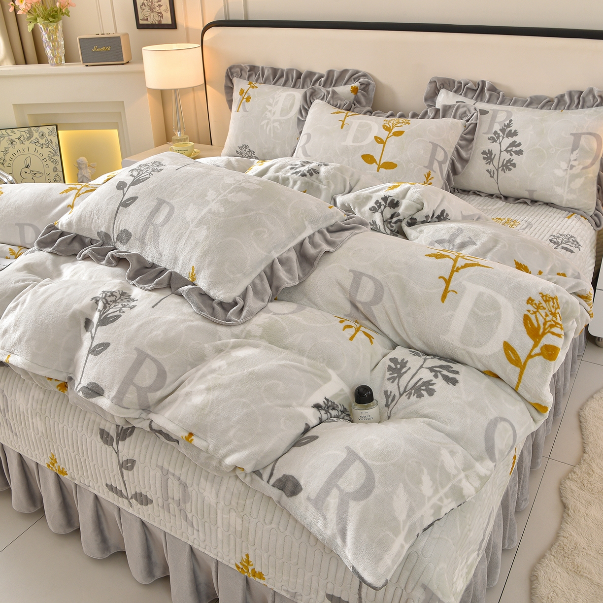 91家纺网 家纺一手货源 找家纺 赫本家纺  2025高克重牛奶绒花边床盖款四件套 花影