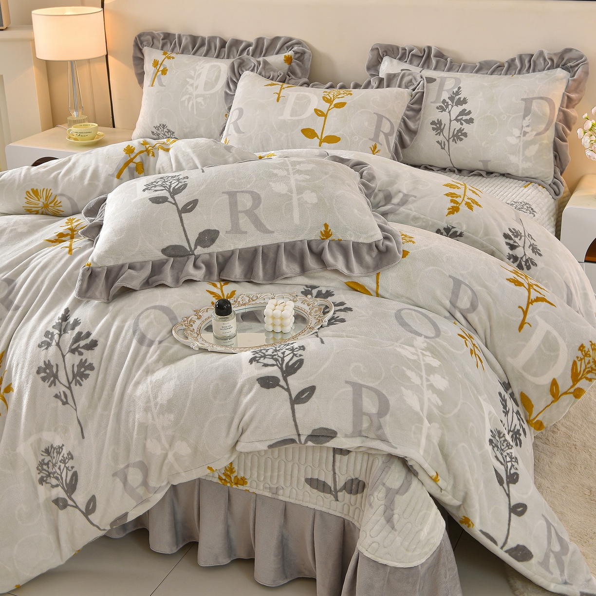 91家纺网 家纺一手货源 找家纺 赫本家纺  2025高克重牛奶绒花边床盖款四件套 花影