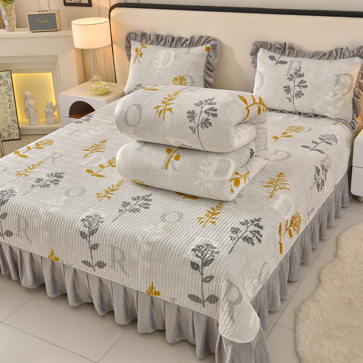 91家纺网 家纺一手货源 找家纺 赫本家纺  2025高克重牛奶绒花边床盖款四件套 花影