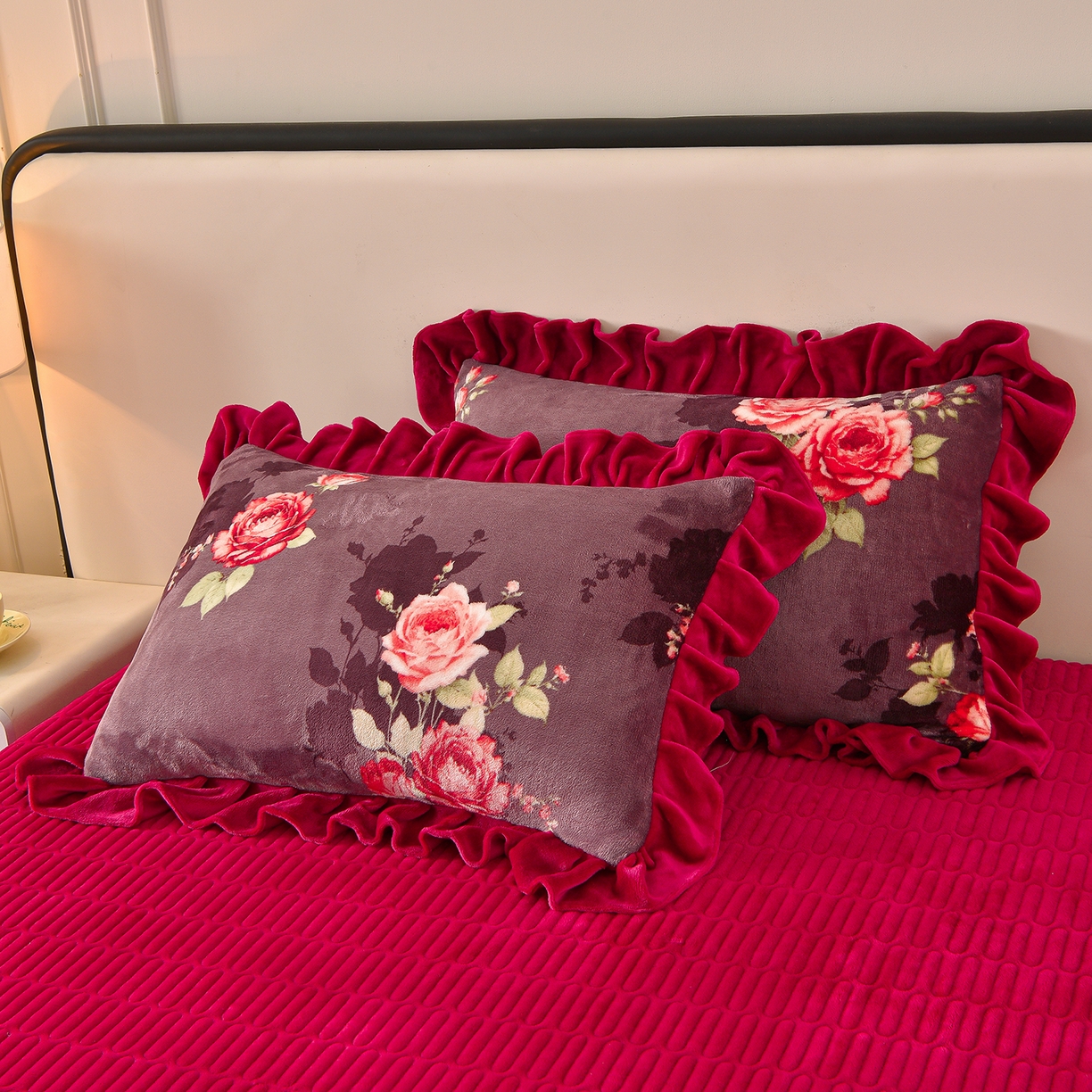 91家纺网 家纺一手货源 找家纺 赫本家纺  2025高克重牛奶绒花边床盖款四件套 花语