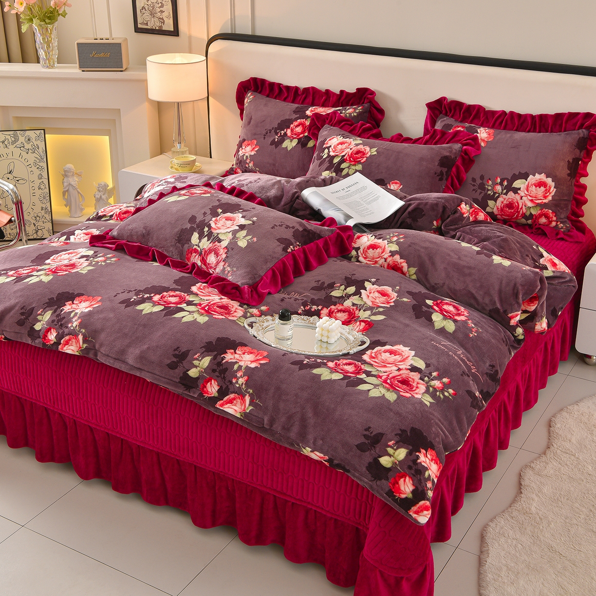 91家纺网 家纺一手货源 找家纺 赫本家纺  2025高克重牛奶绒花边床盖款四件套 花语