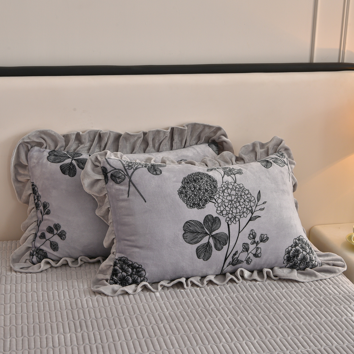 91家纺网 家纺一手货源 找家纺 赫本家纺  2025高克重牛奶绒花边床盖款四件套 华尔兹