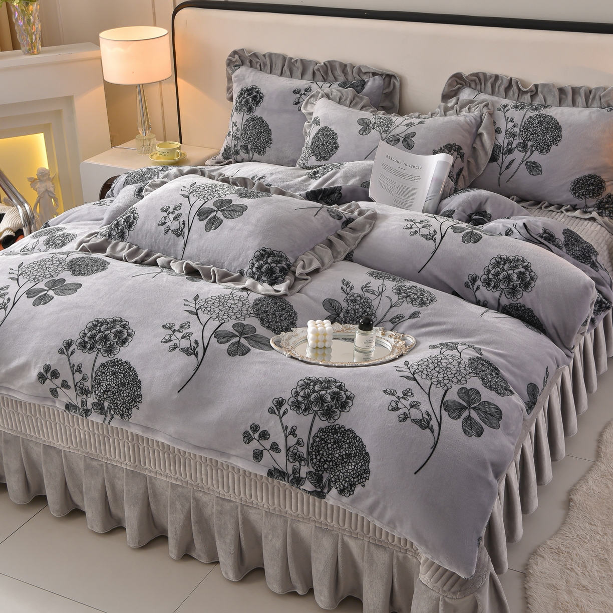 91家纺网 家纺一手货源 找家纺 赫本家纺  2025高克重牛奶绒花边床盖款四件套 华尔兹