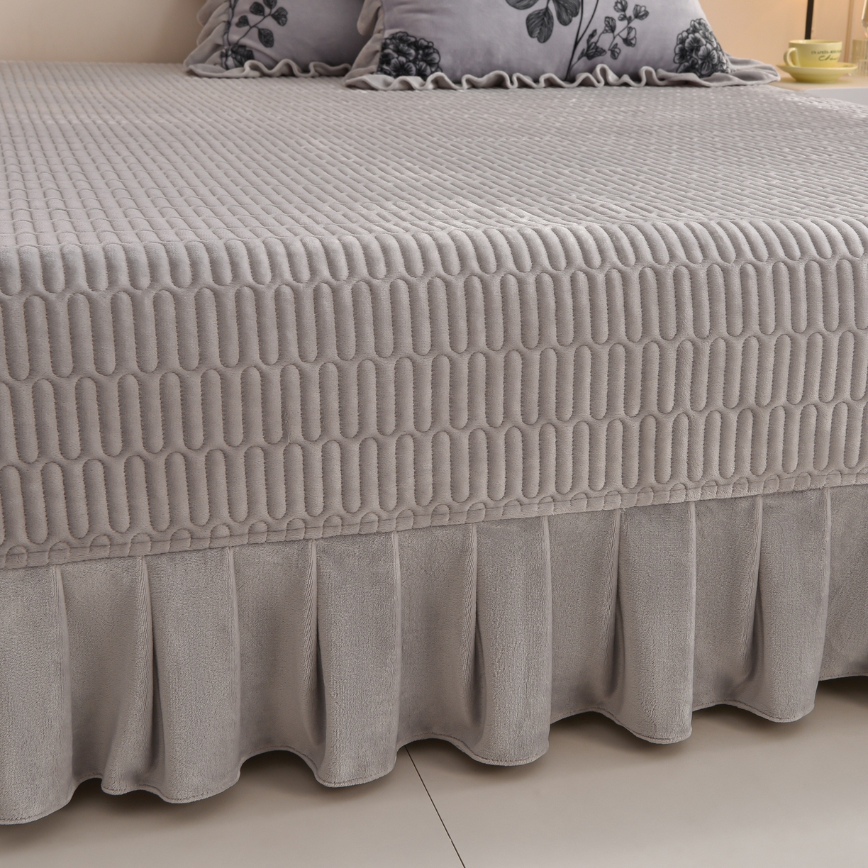 91家纺网 家纺一手货源 找家纺 赫本家纺  2025高克重牛奶绒花边床盖款四件套 华尔兹