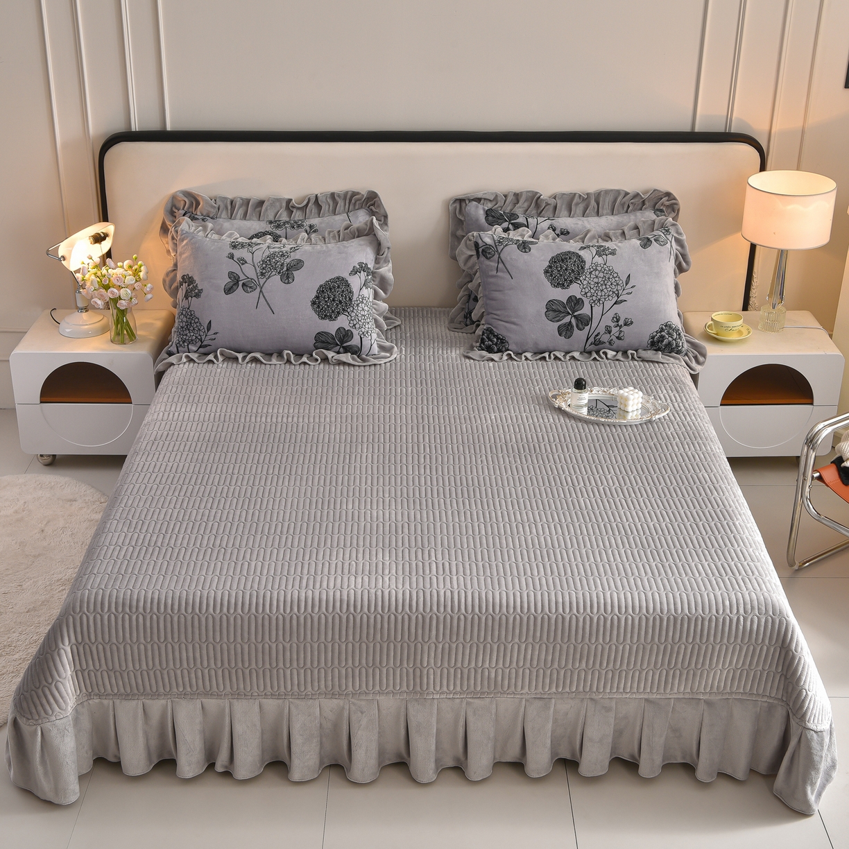 91家纺网 家纺一手货源 找家纺 赫本家纺  2025高克重牛奶绒花边床盖款四件套 华尔兹