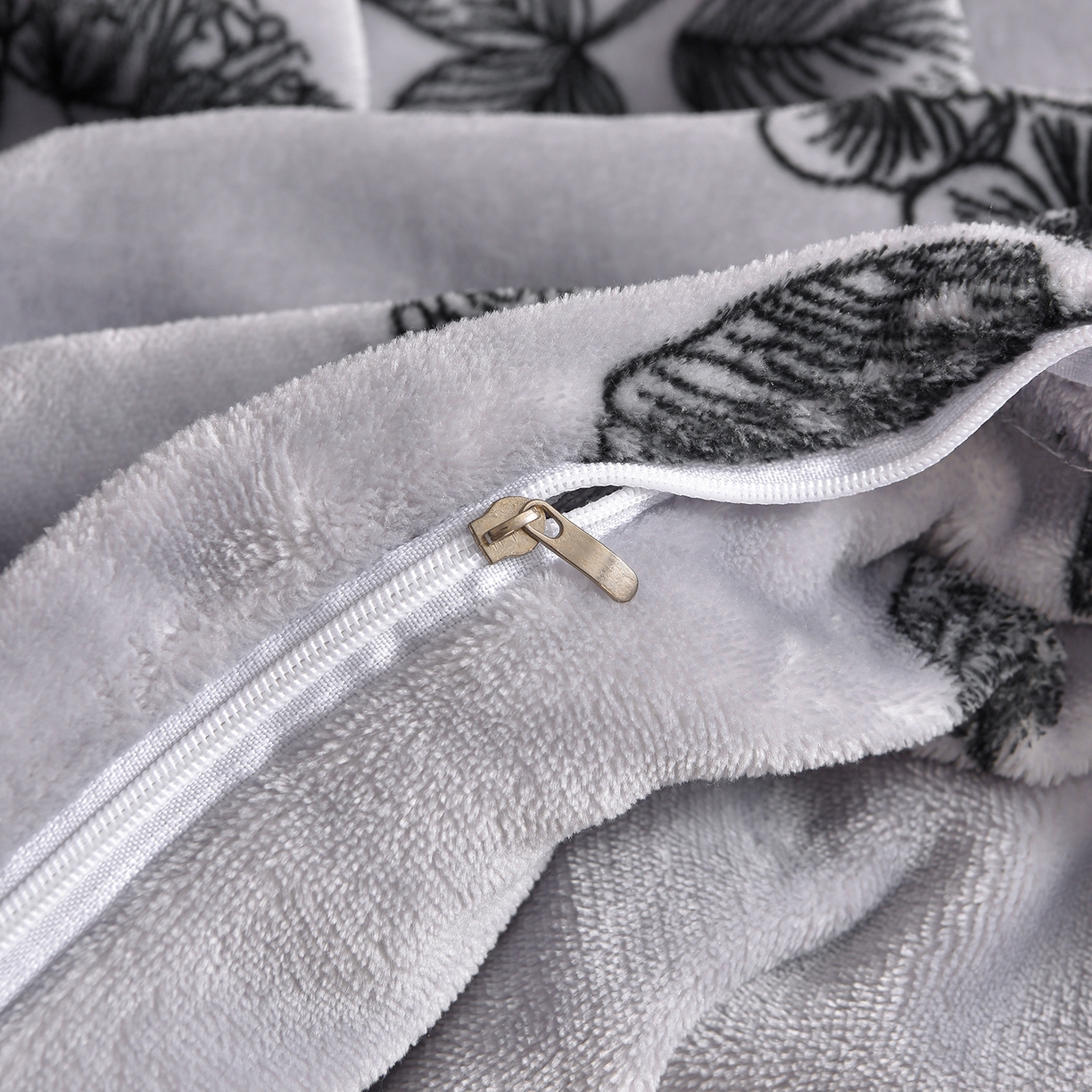 91家纺网 家纺一手货源 找家纺 赫本家纺  2025高克重牛奶绒花边床盖款四件套 华尔兹