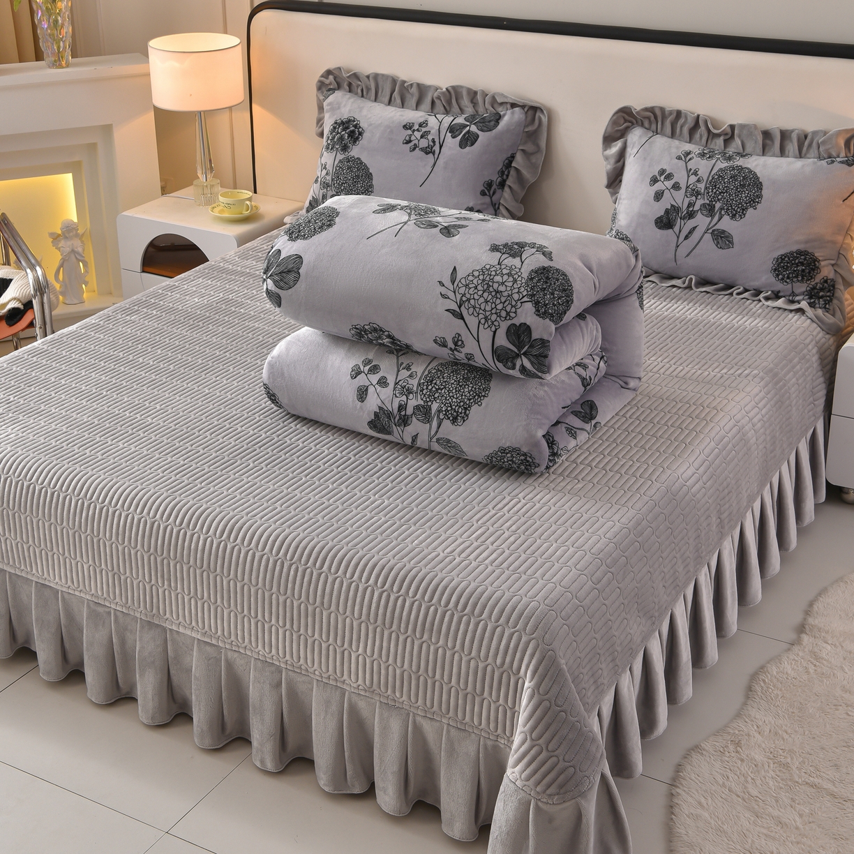 91家纺网 家纺一手货源 找家纺 赫本家纺  2025高克重牛奶绒花边床盖款四件套 华尔兹